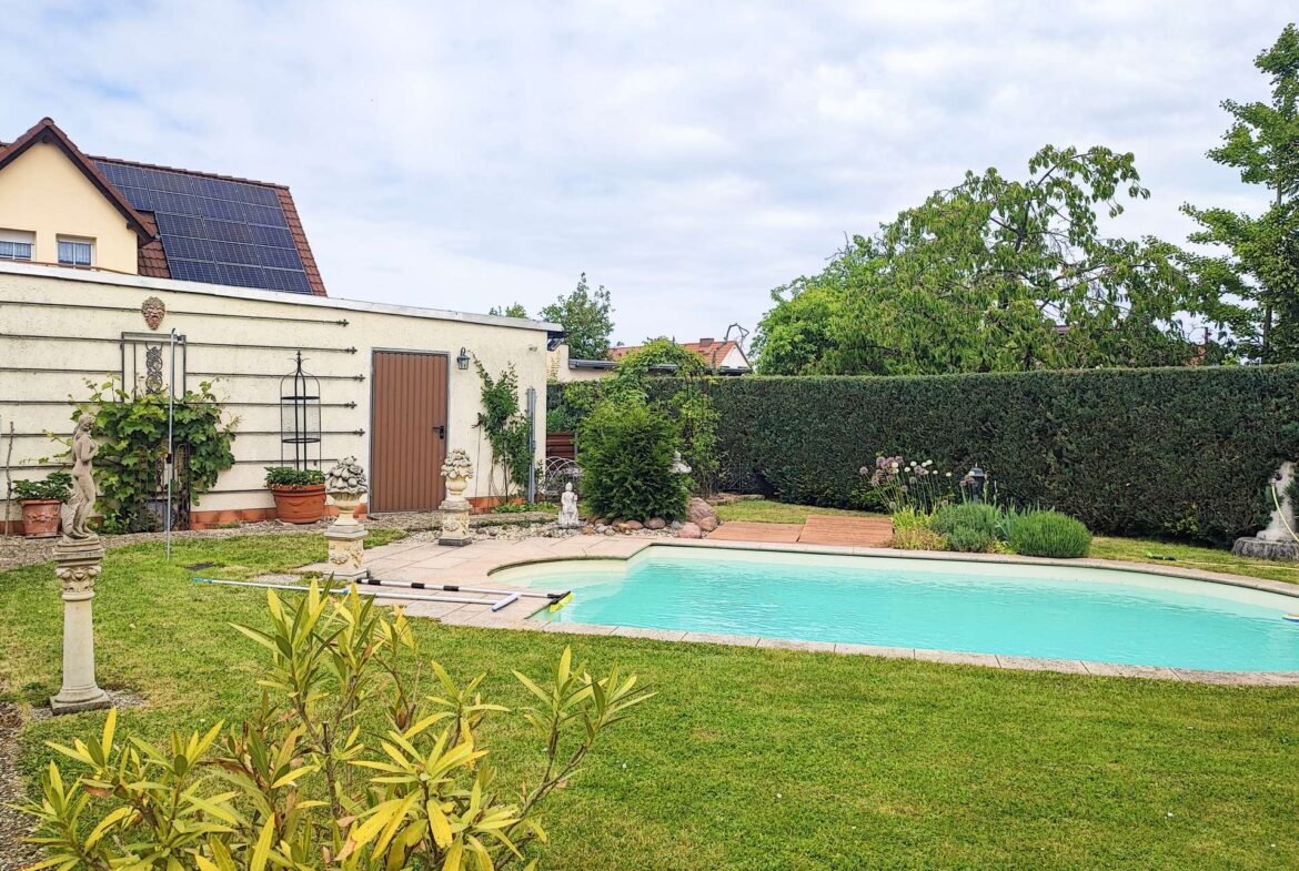 Garten mit Pool