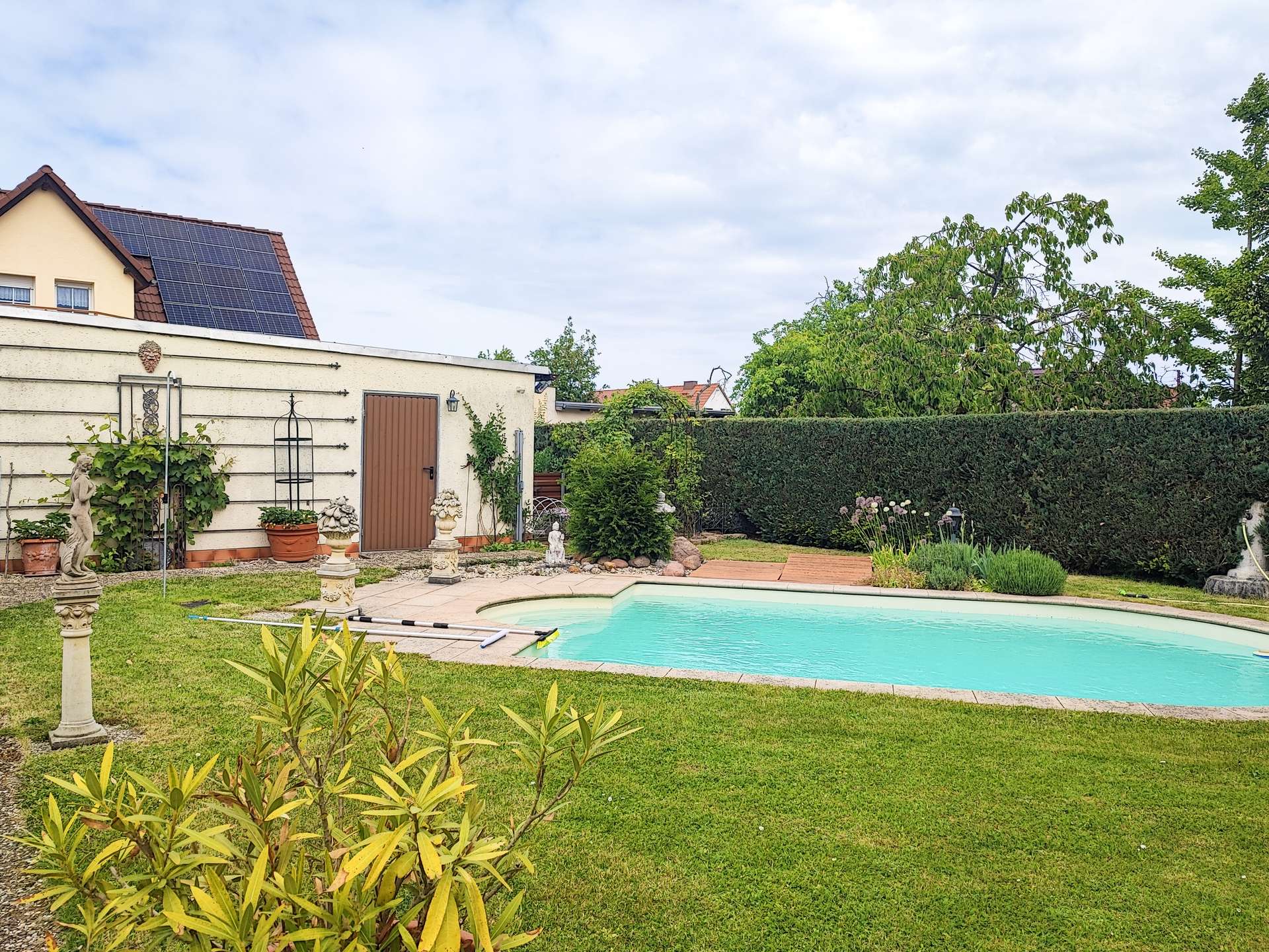 Garten mit Pool