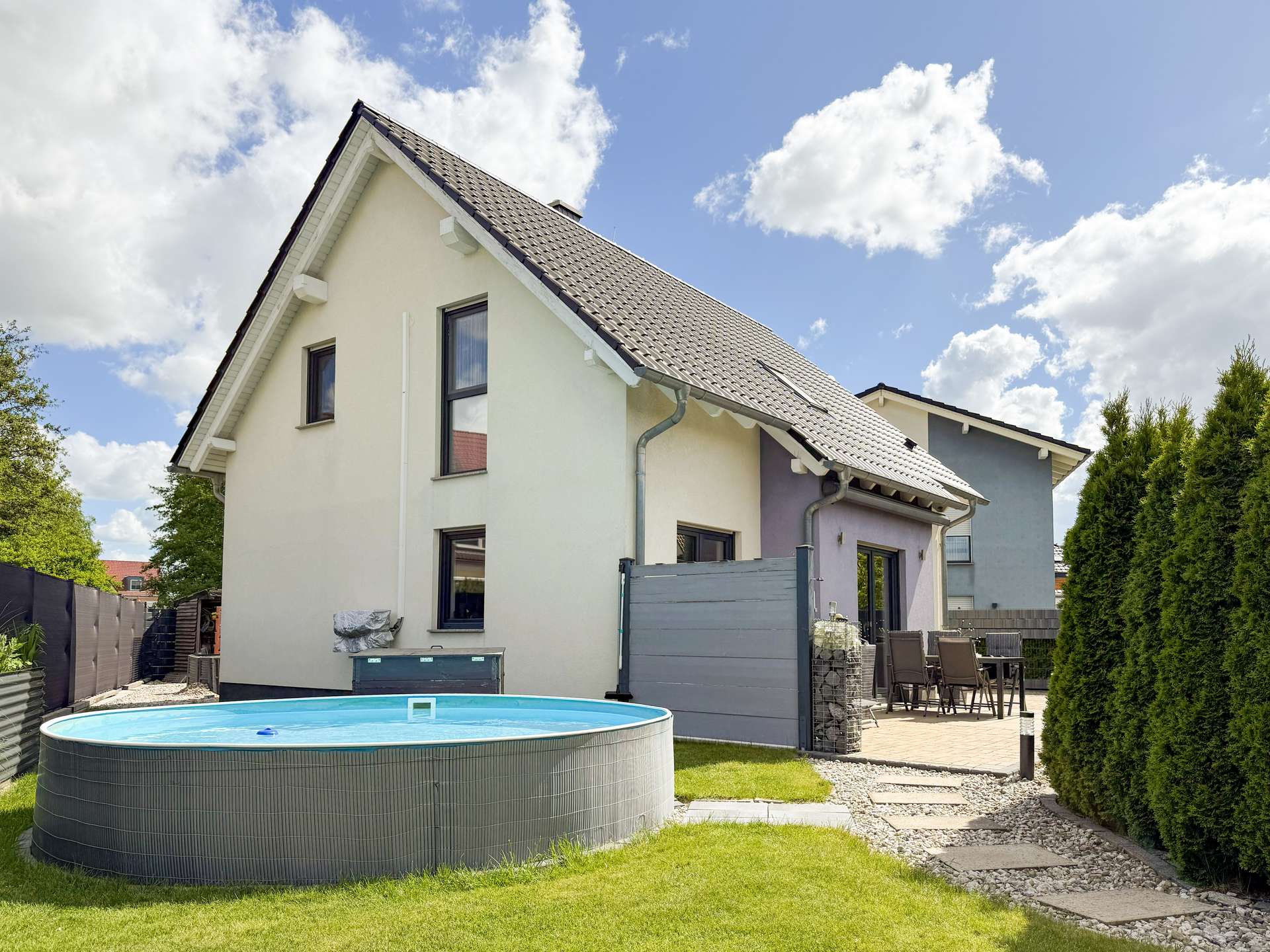 Blick auf Pool und Haus