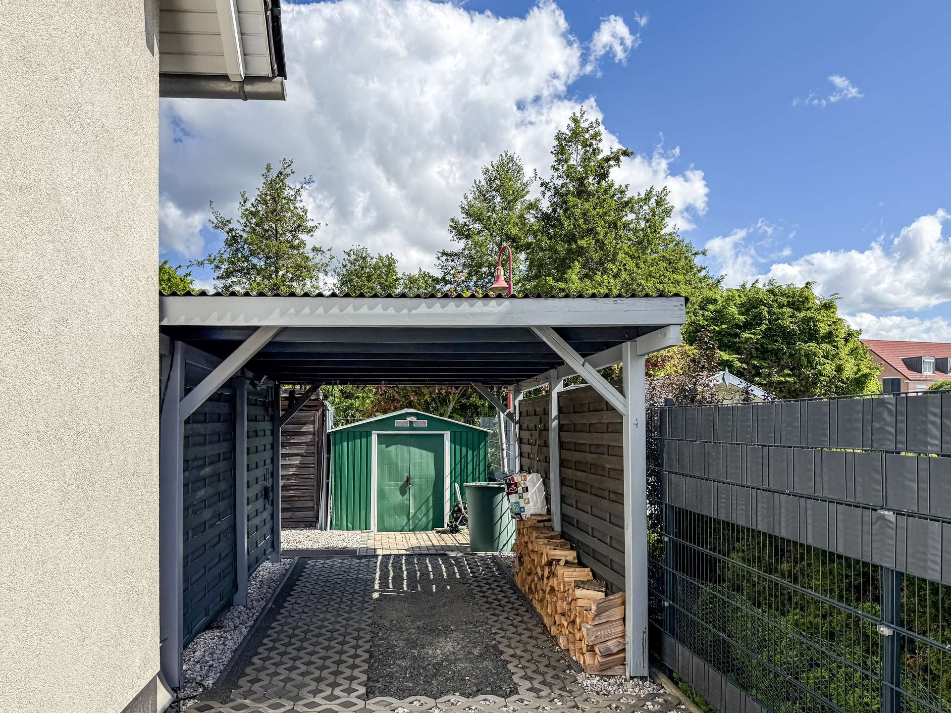 Weiterer Carport