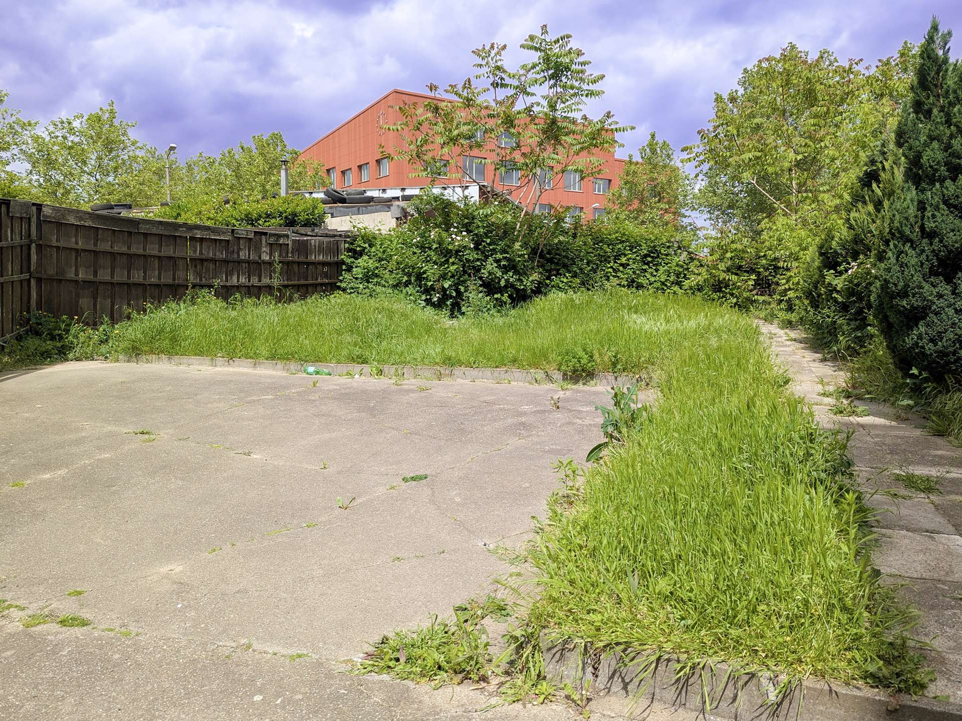Hinter dem Haus
