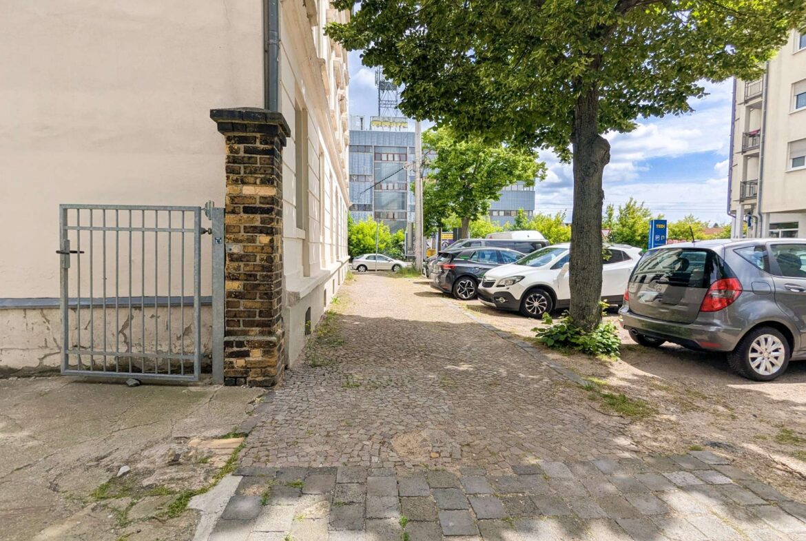 Vor dem Haus