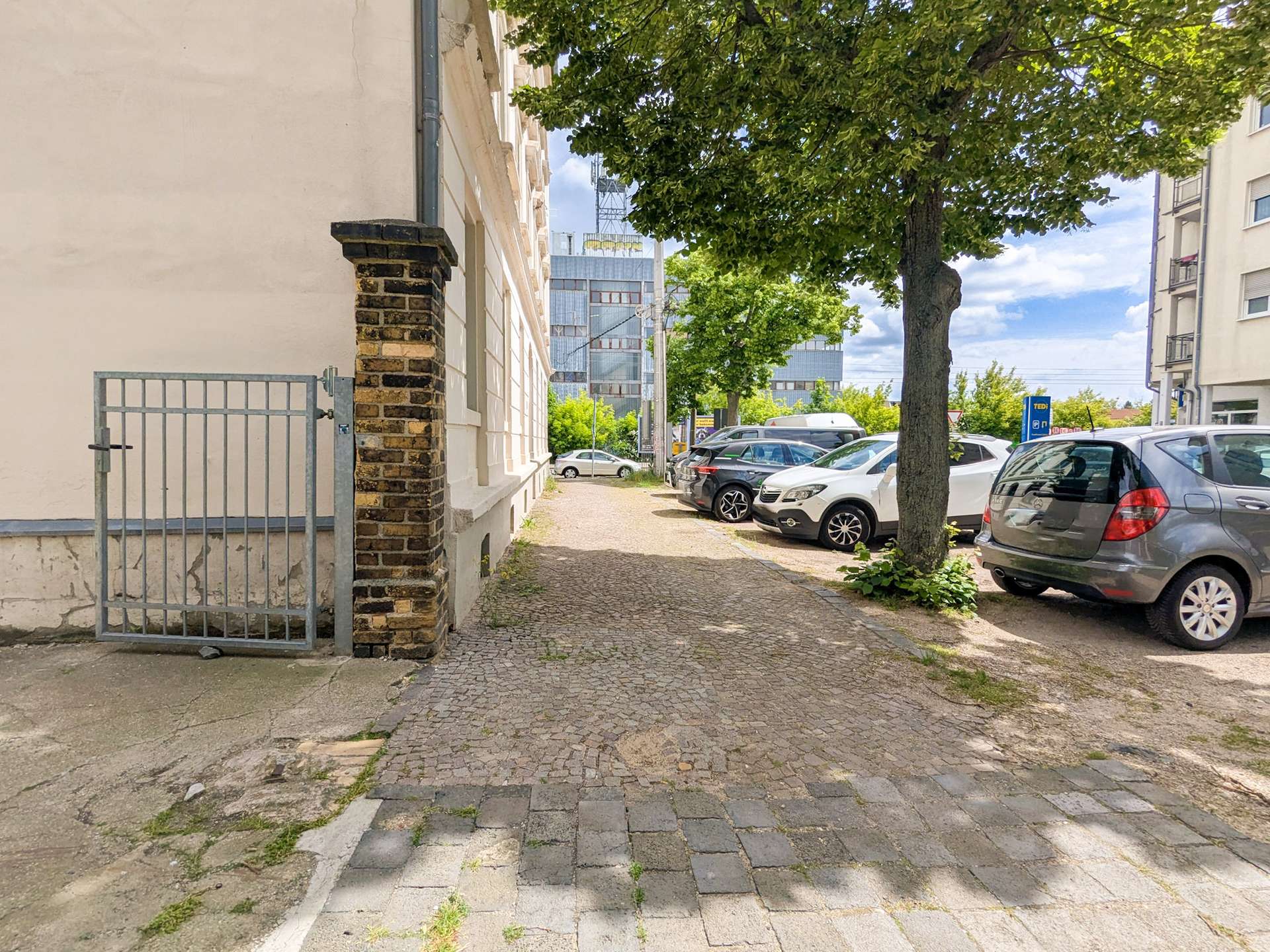 Vor dem Haus