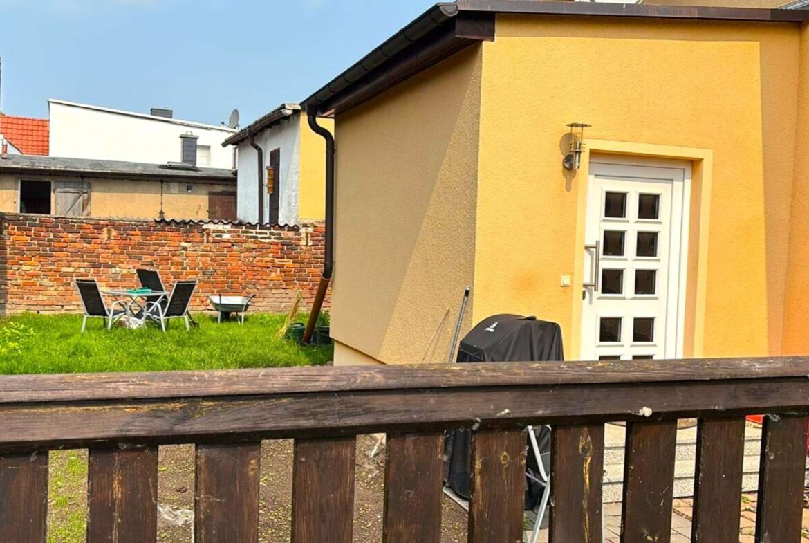 Gartenfläche hinter dem Haus