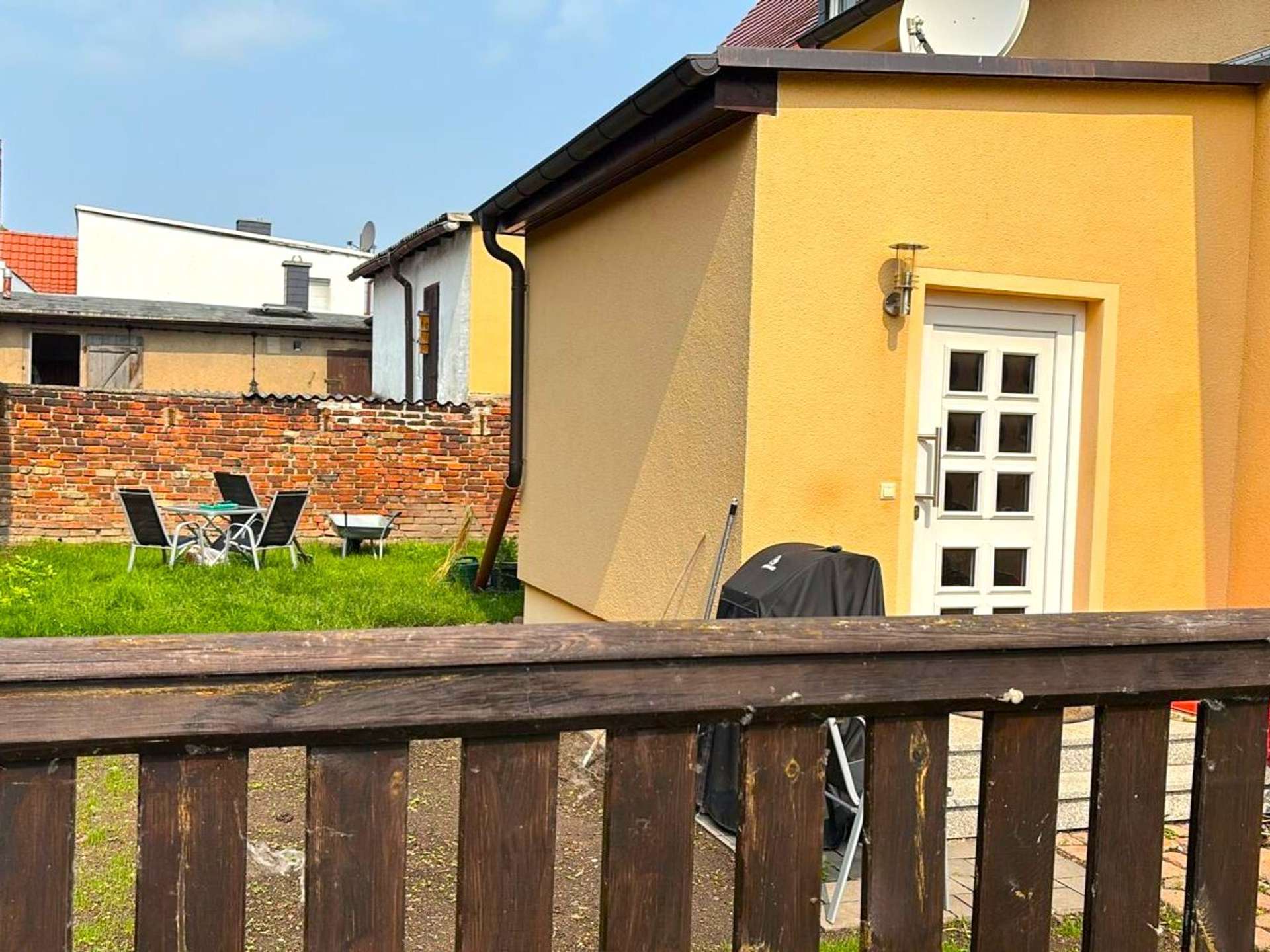 Gartenfläche hinter dem Haus