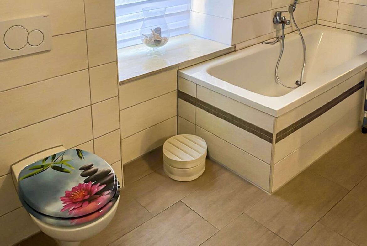 Tageslichtbad mit Badewanne