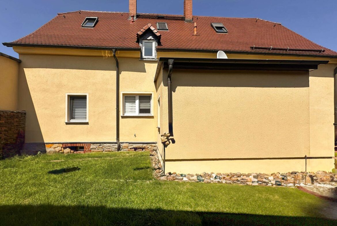 Seitenansicht vom Garten 