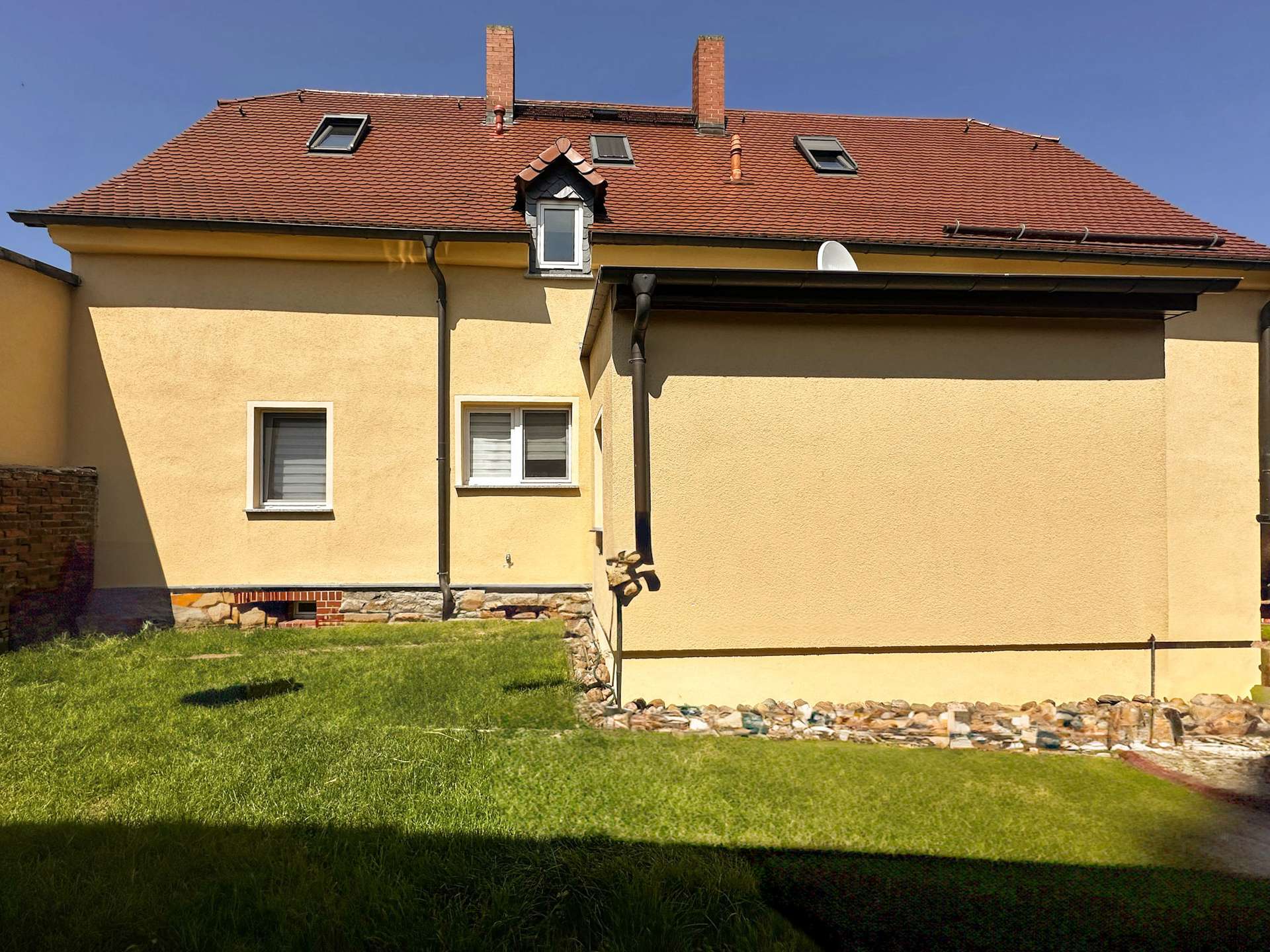 Seitenansicht vom Garten 