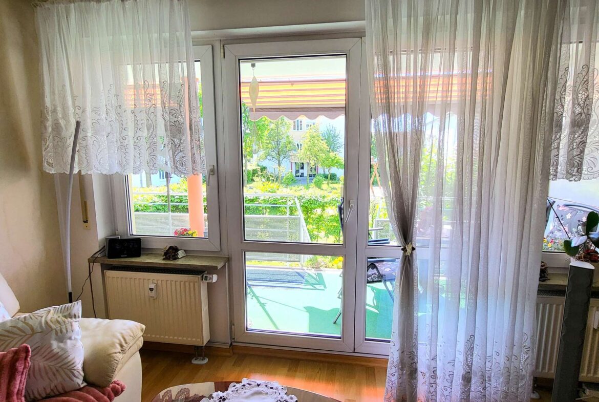 Wohnzimmer ebenfalls mit Zugang zur Terrasse
