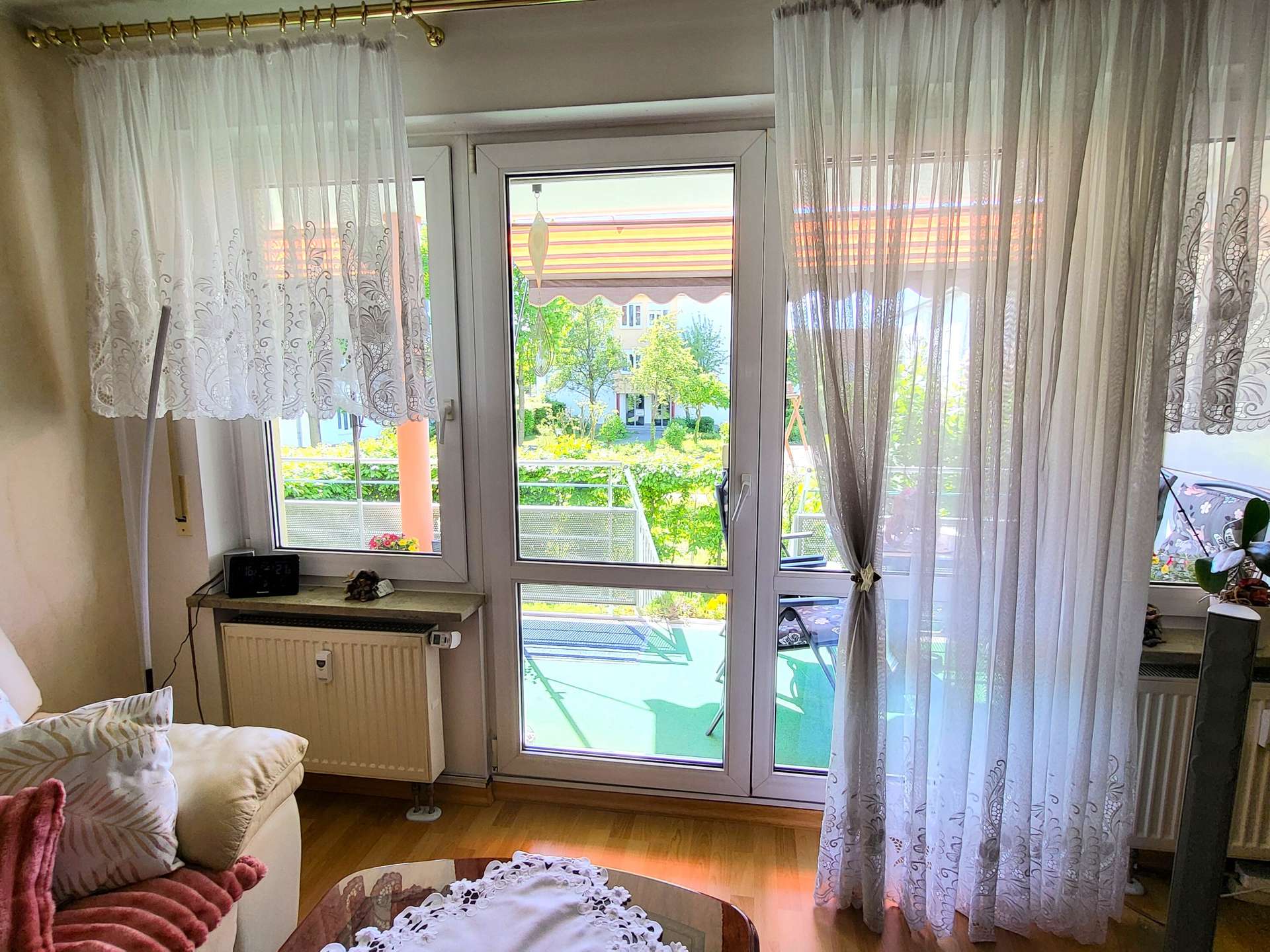 Wohnzimmer ebenfalls mit Zugang zur Terrasse