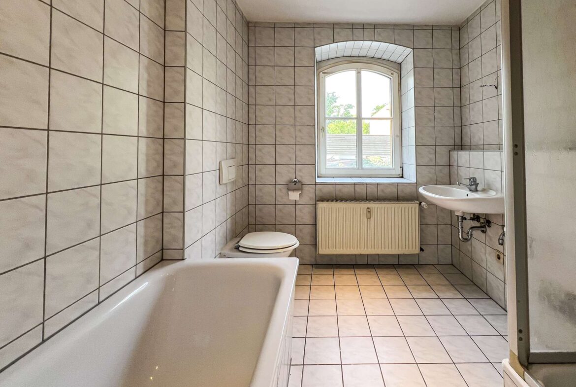 Tageslichtsbad mit Wanne und Dusche