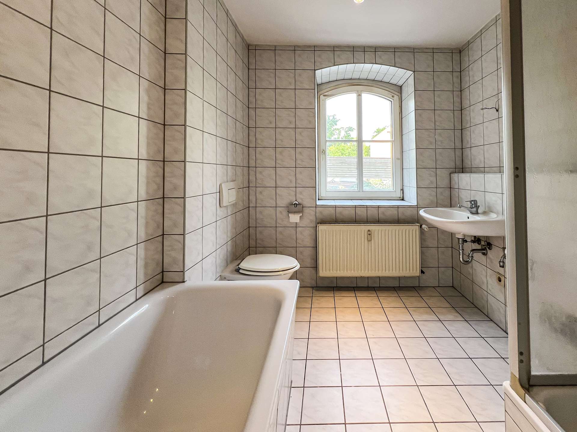 Tageslichtsbad mit Wanne und Dusche