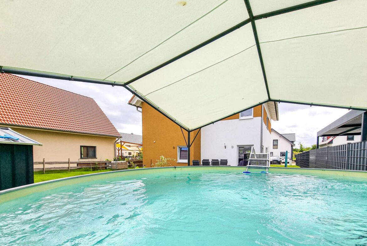 Pool im Garten