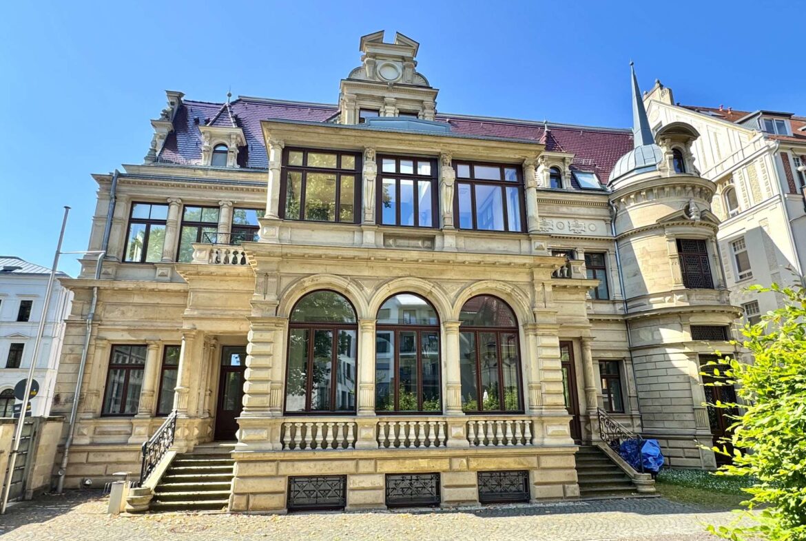 Hinteransicht der Villa mit separaten Eingängen