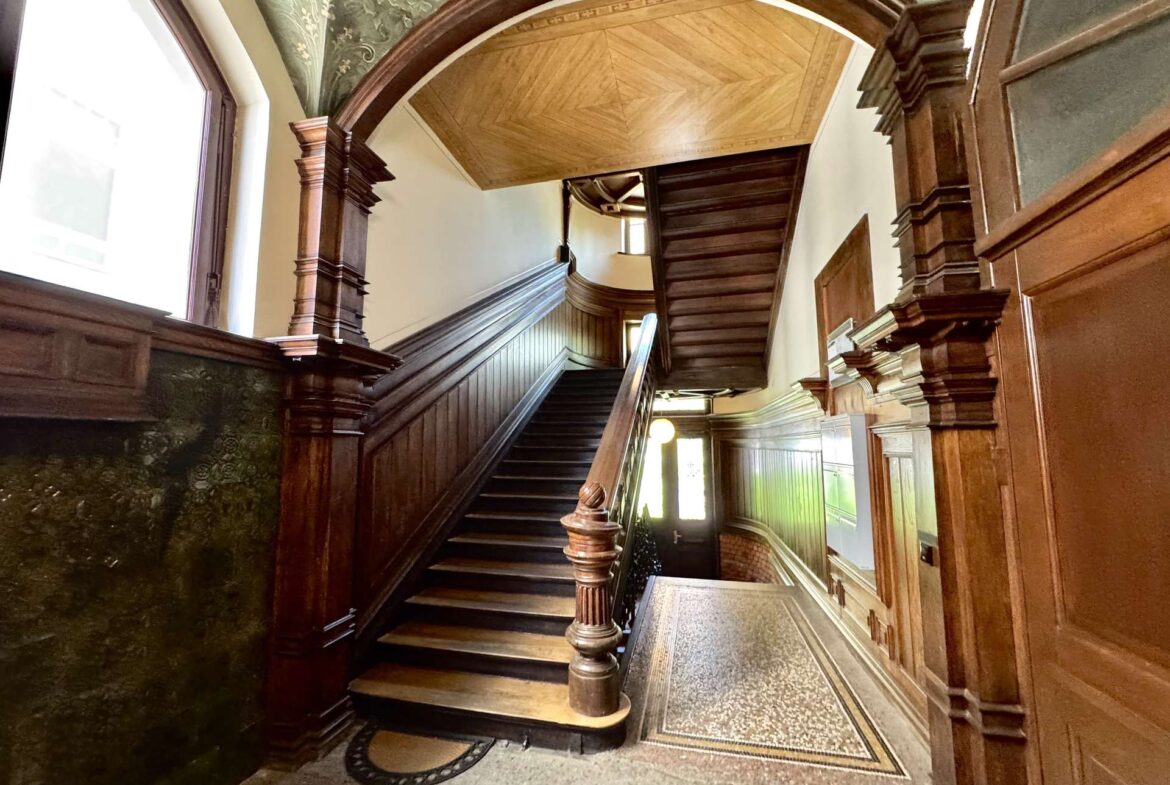 Treppe ins 1. OG