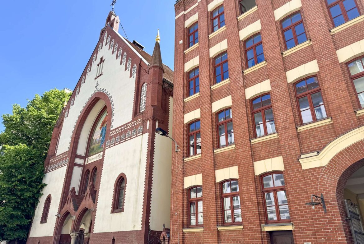 Vorderhaus und Kirche