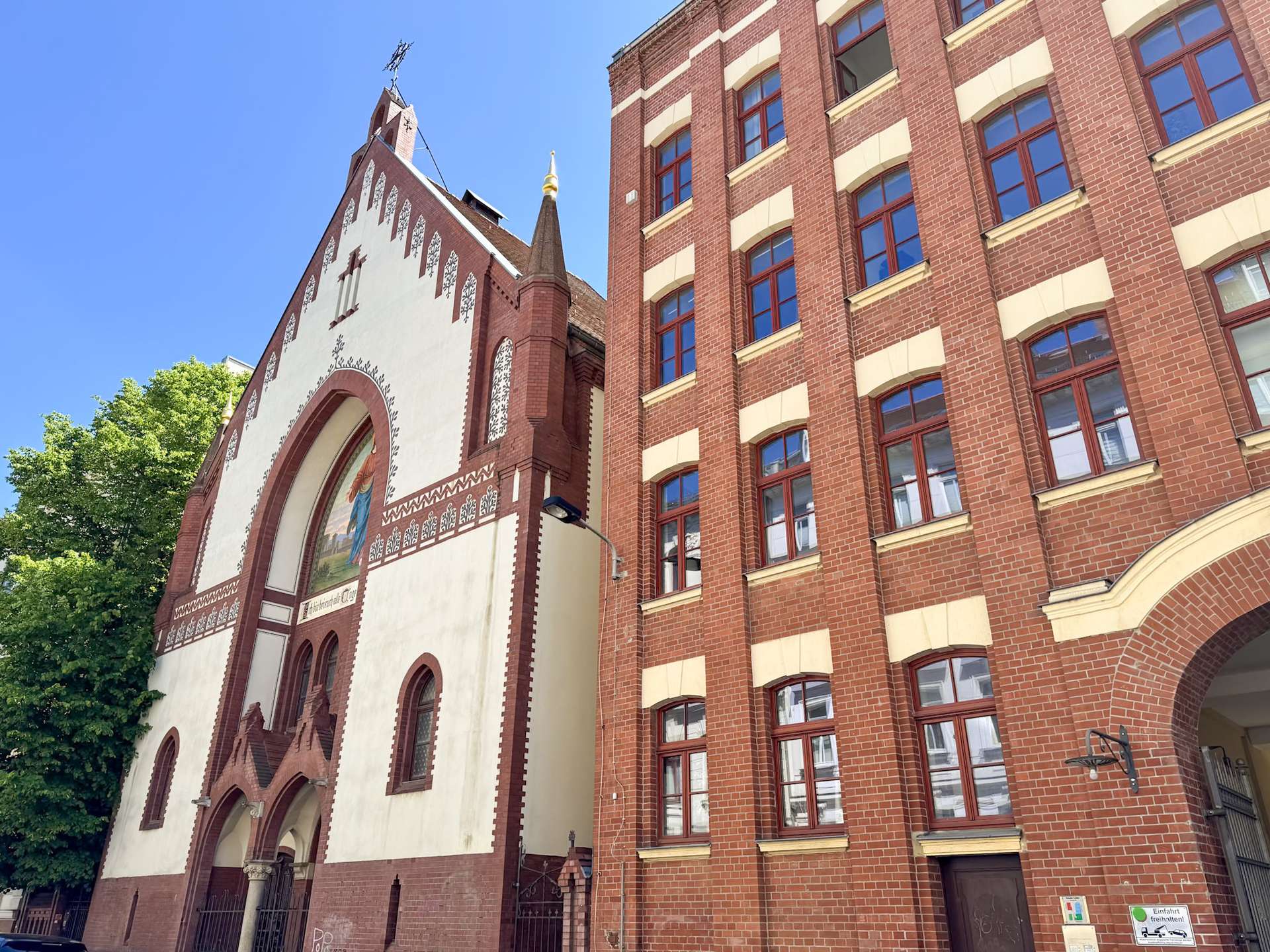 Vorderhaus und Kirche