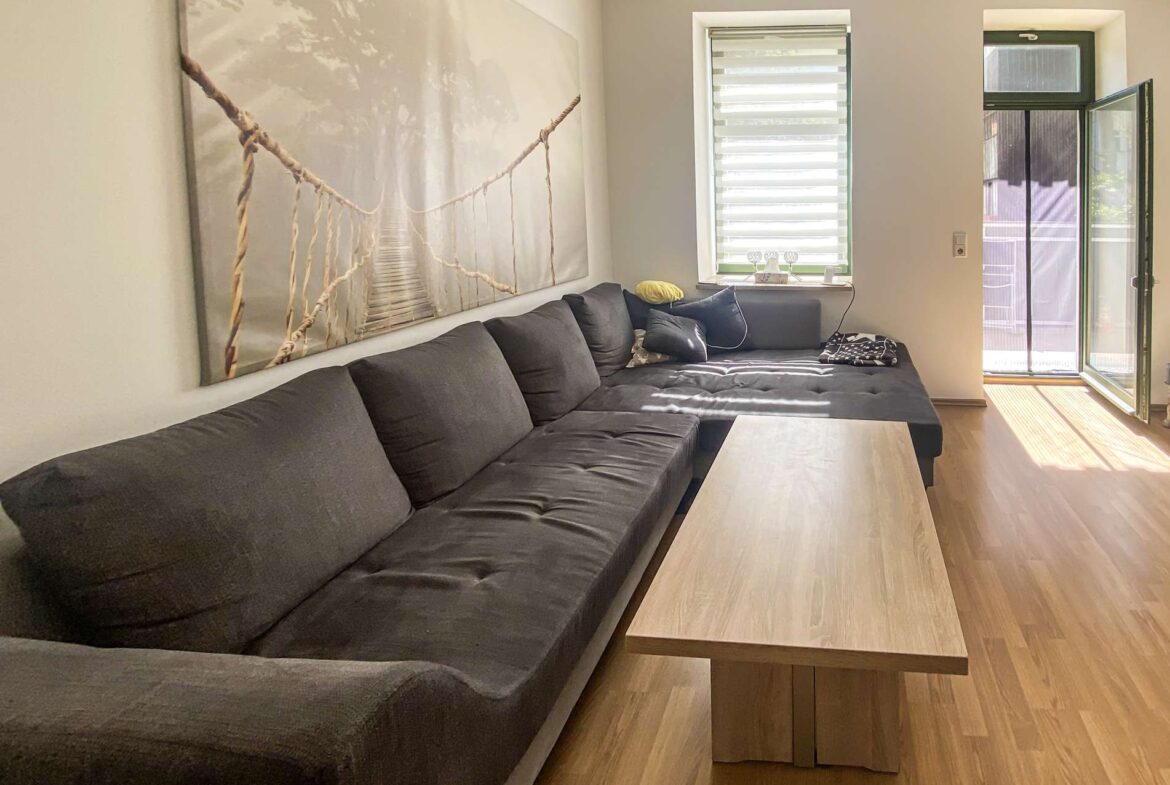 Wohnzimmer mit Balkon