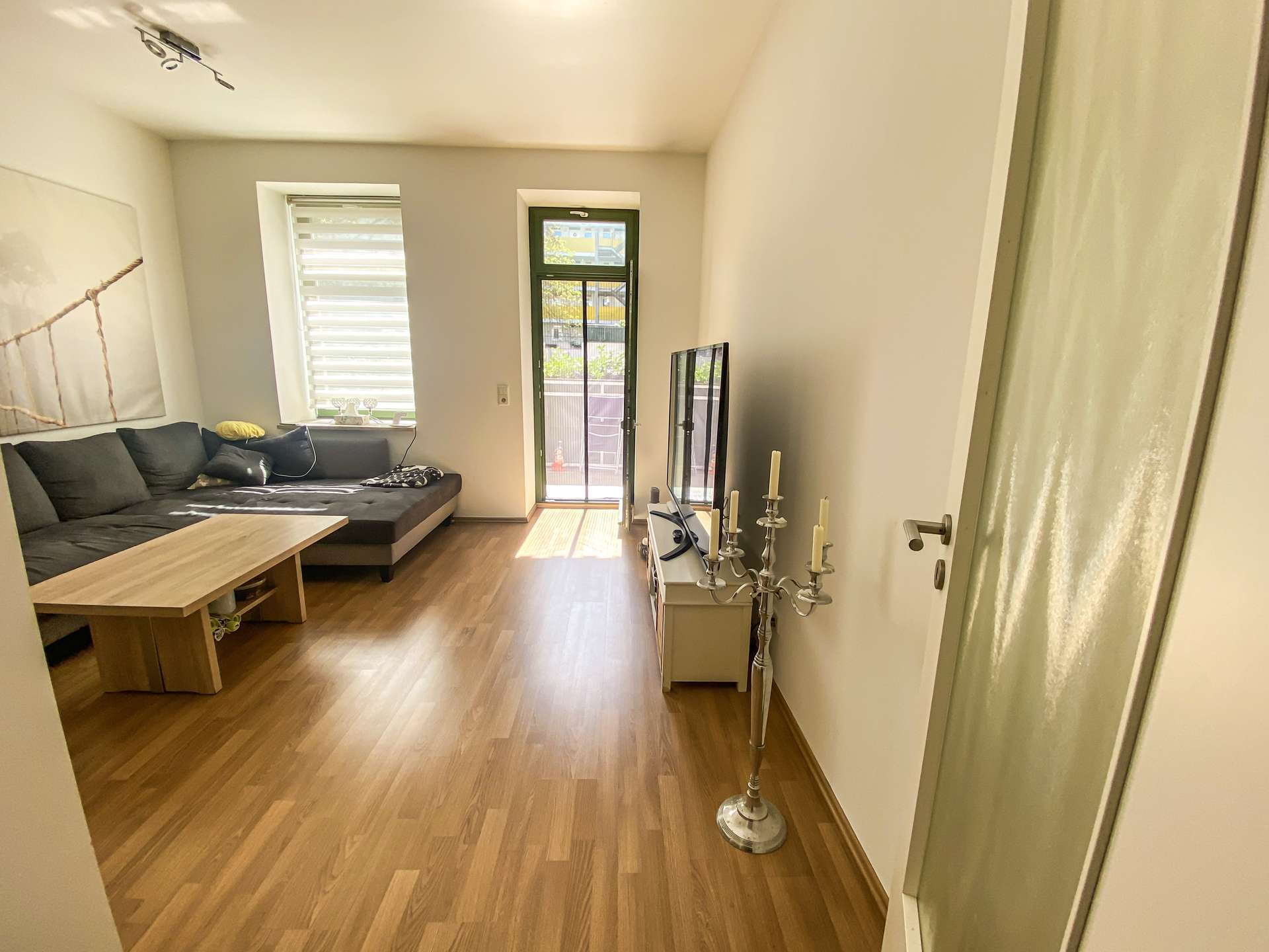 Wohnzimmer mit Balkon