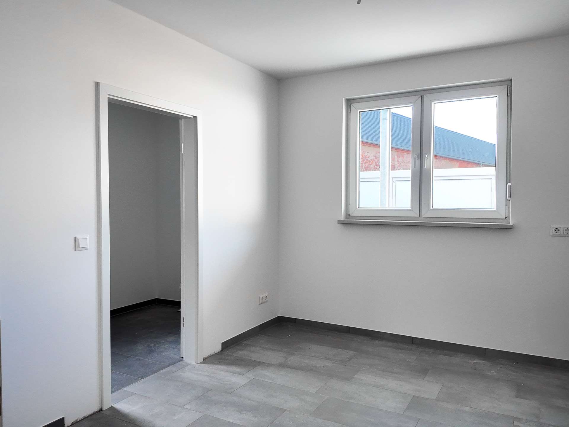 Küche mit Zugang zum HWR - Musterhaus