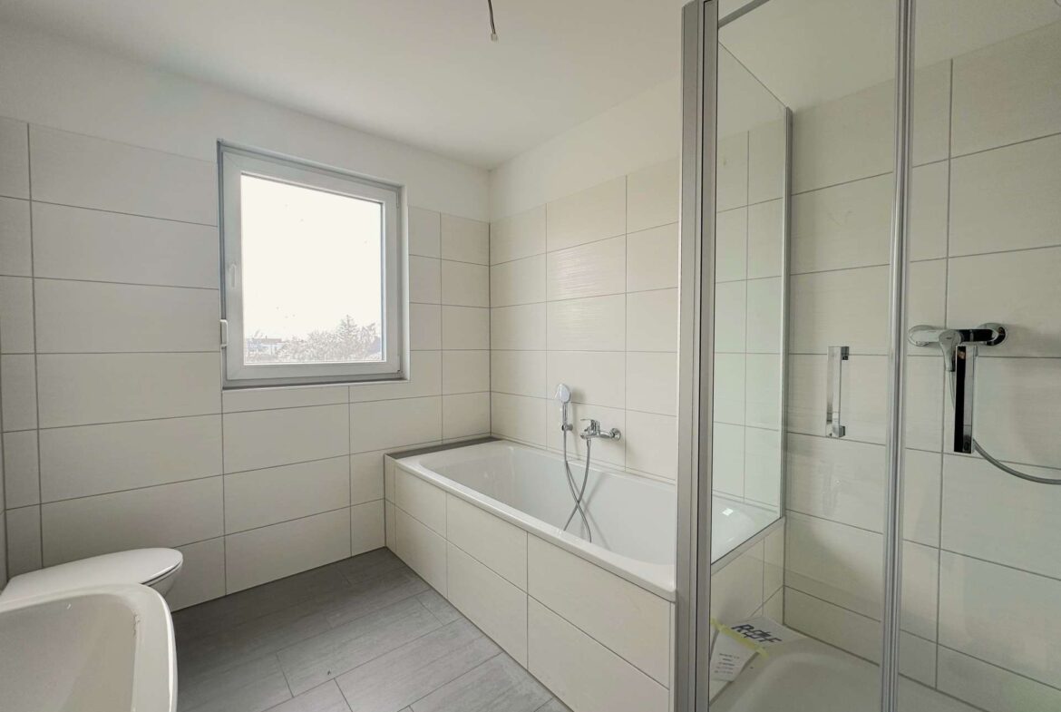 Tageslichtbad mit Dusche und Badewanne - Musterhaus