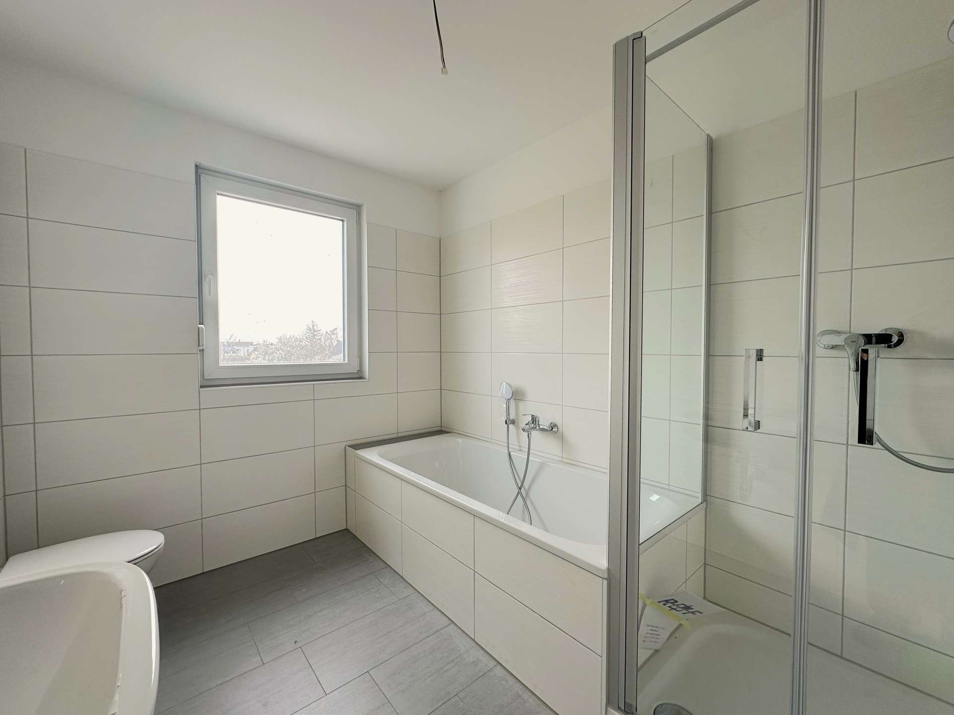 Tageslichtbad mit Dusche und Badewanne - Musterhaus