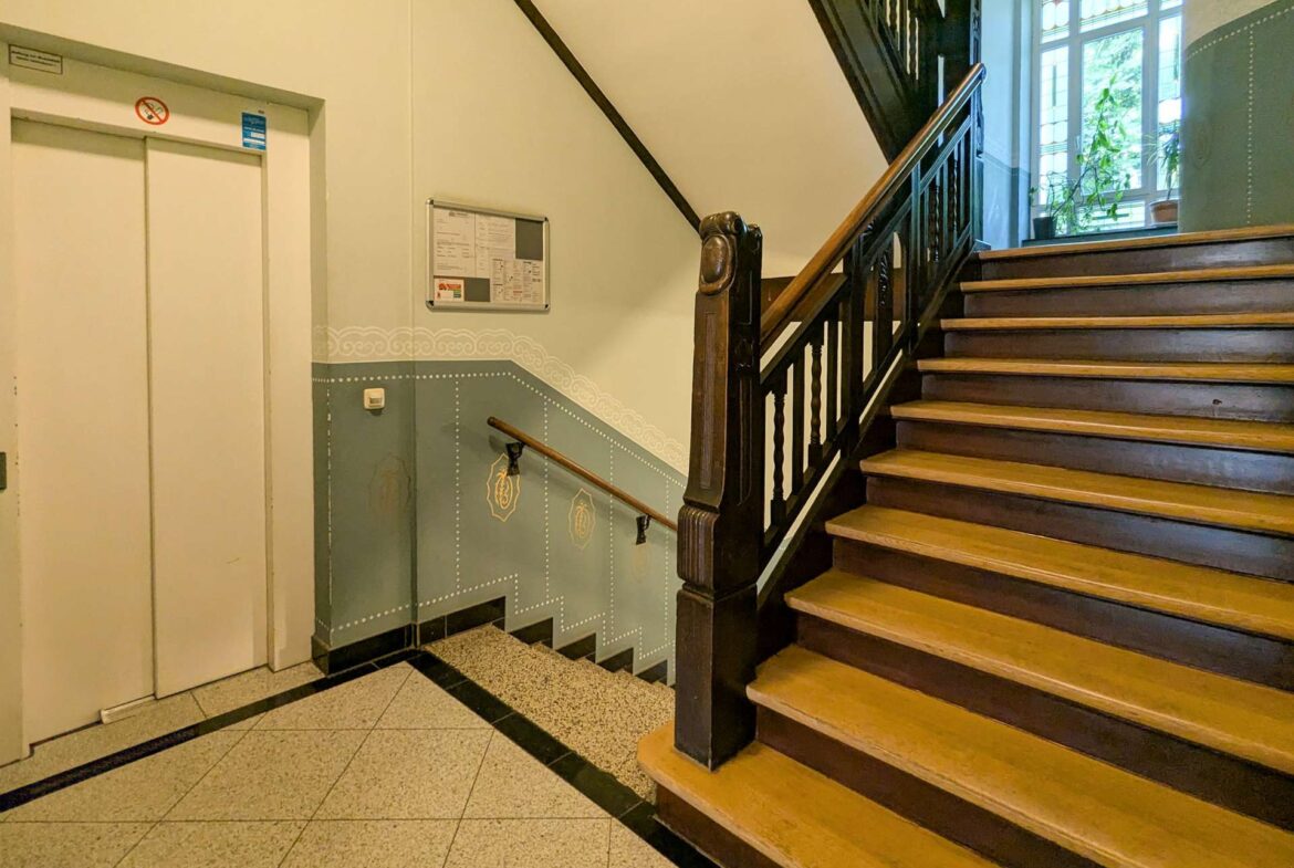 Treppenhaus und Aufzug
