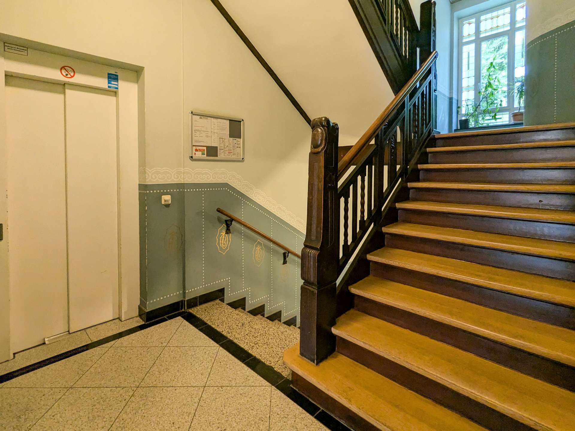 Treppenhaus und Aufzug