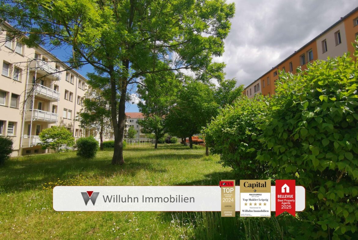 Hausansicht mit grünem Umfeld