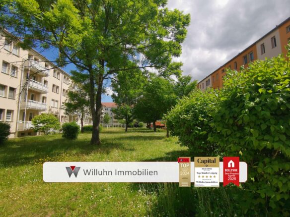 Hausansicht mit grünem Umfeld