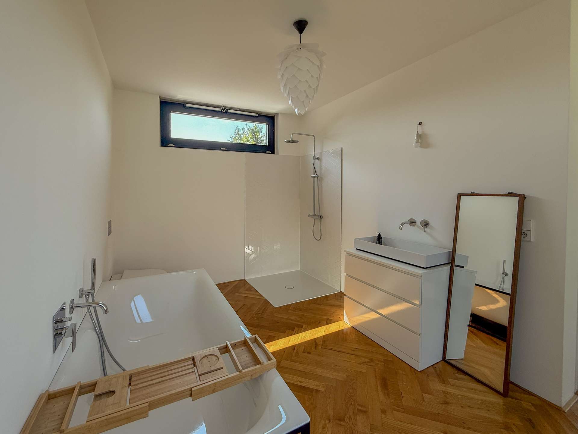Mit Wanne und Dusche