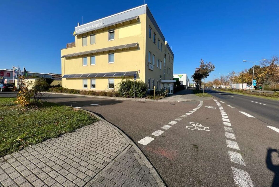 Seitenansicht mit Eingang
