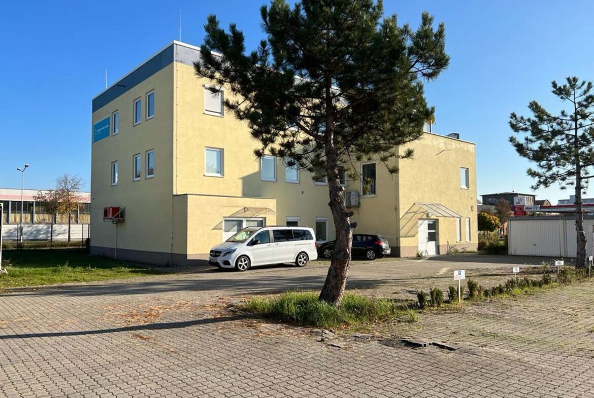 Rückansicht mit Parkplätzen