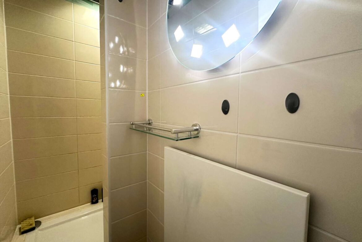 Badezimmer mit Dusche (1. OG rechts)
