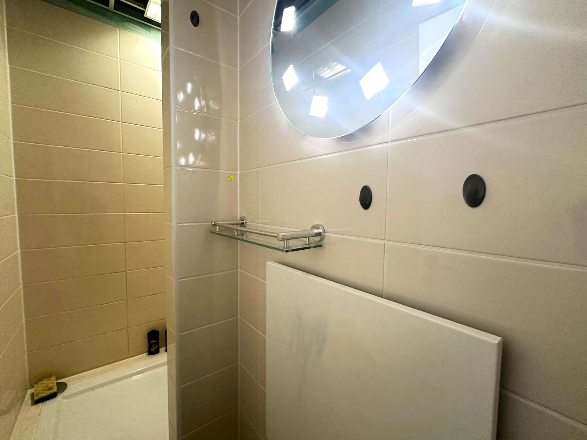 Badezimmer mit Dusche (1. OG rechts)