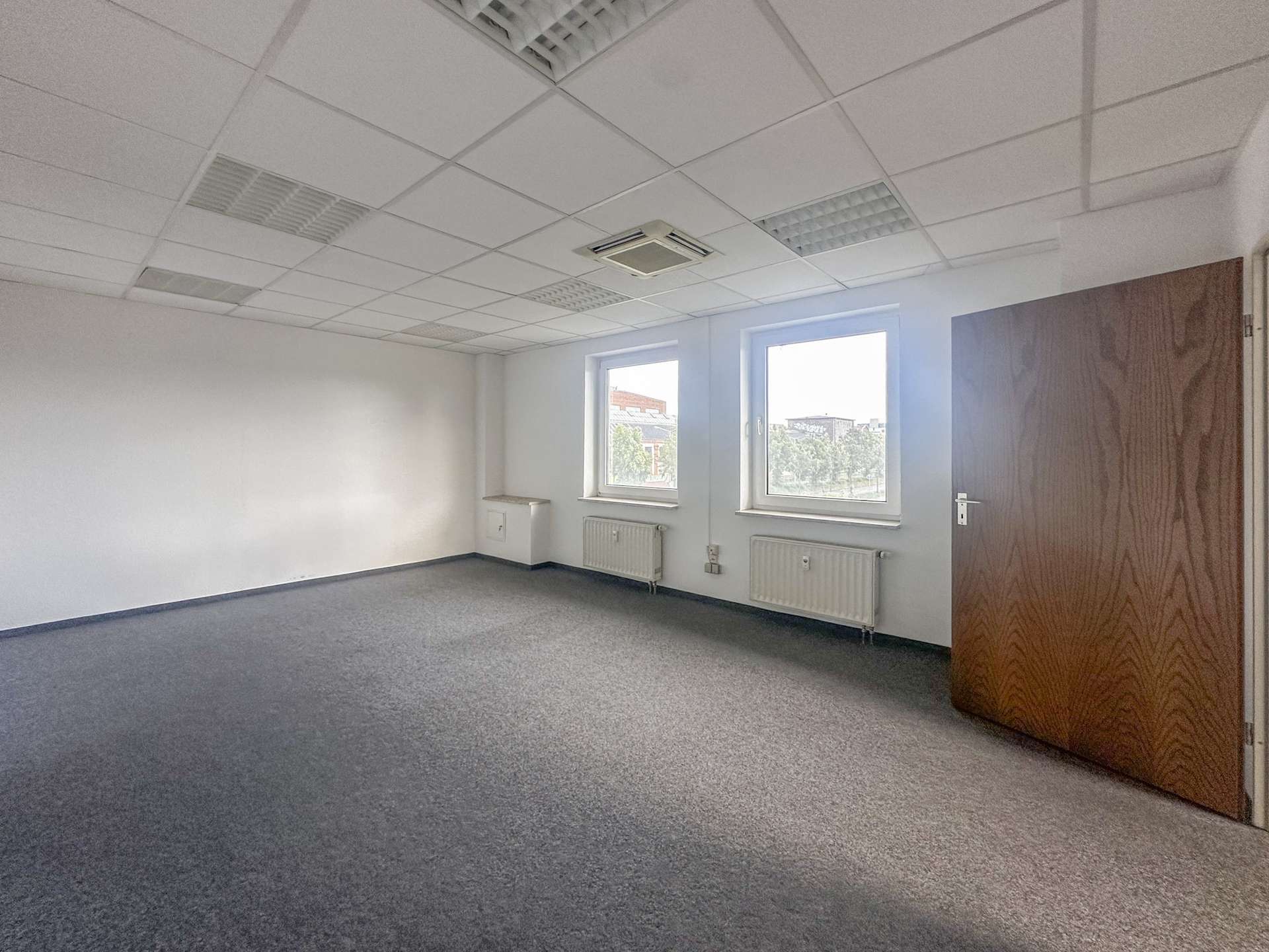 Grosszügiges Zimmer (1. OG links)
