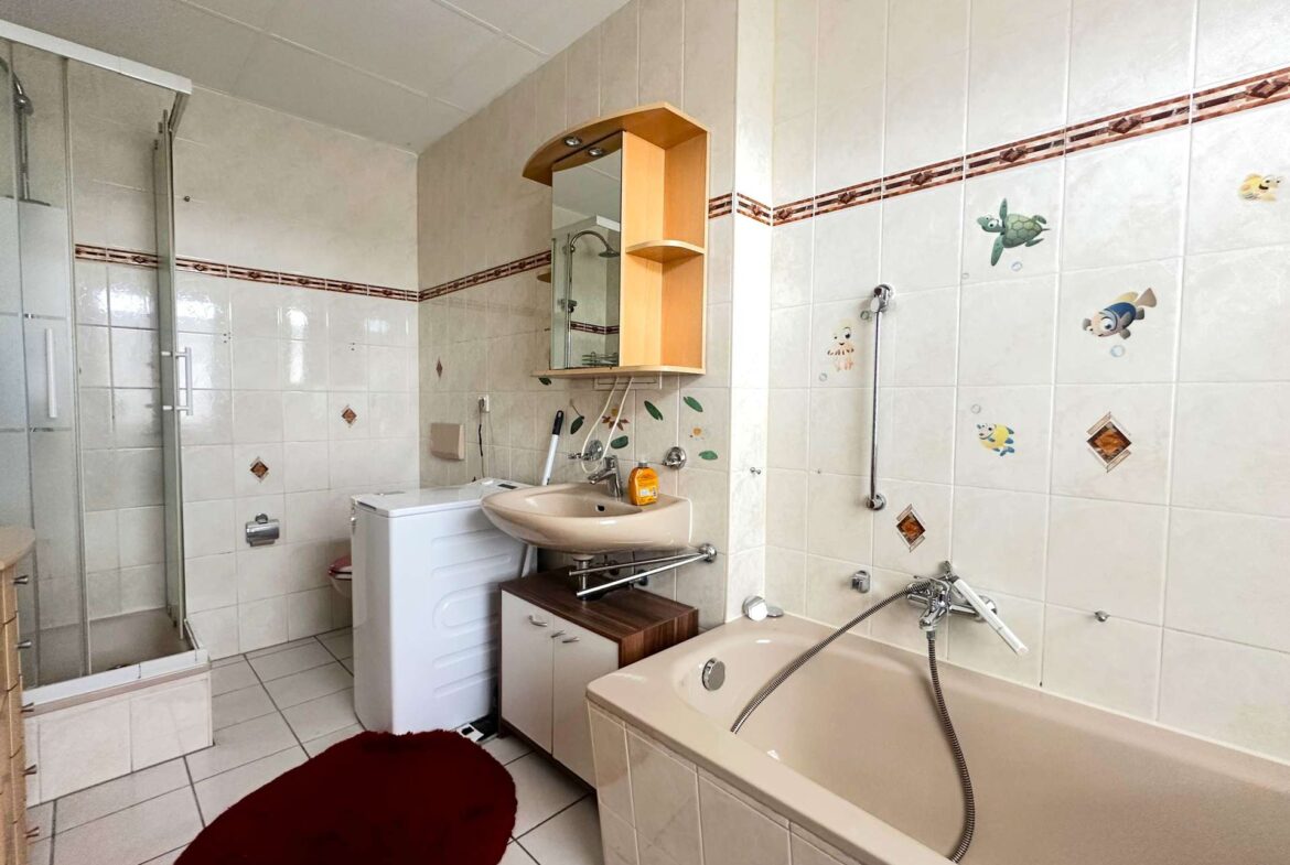 Badezimmer mit Dusche und Badewanne (2.OG links)