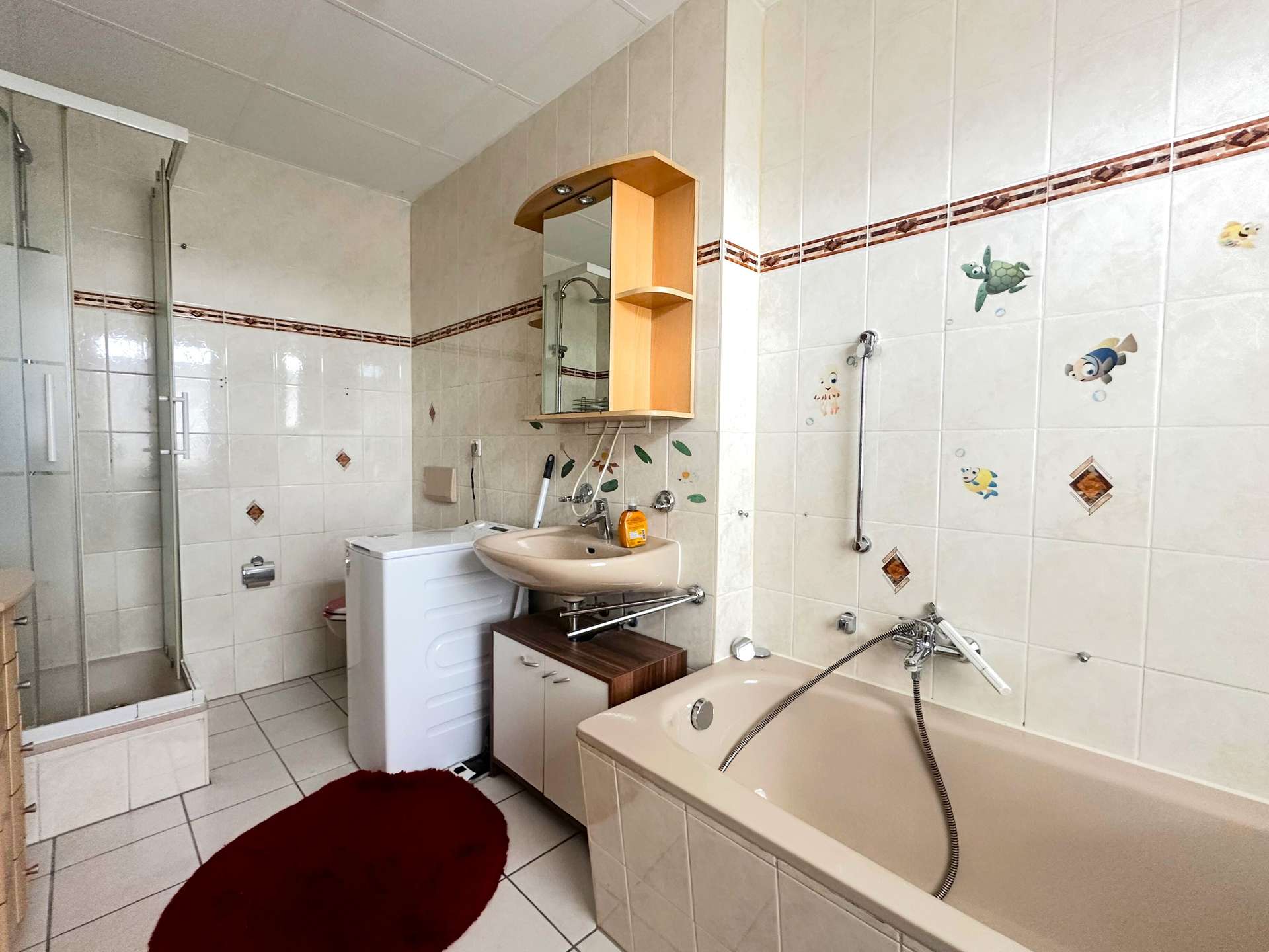 Badezimmer mit Dusche und Badewanne (2.OG links)