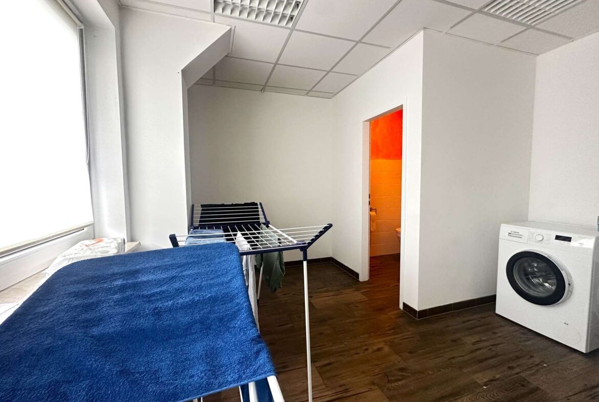 Wascheraum mit Zugang zum Badezimmer (1. OG rechts)