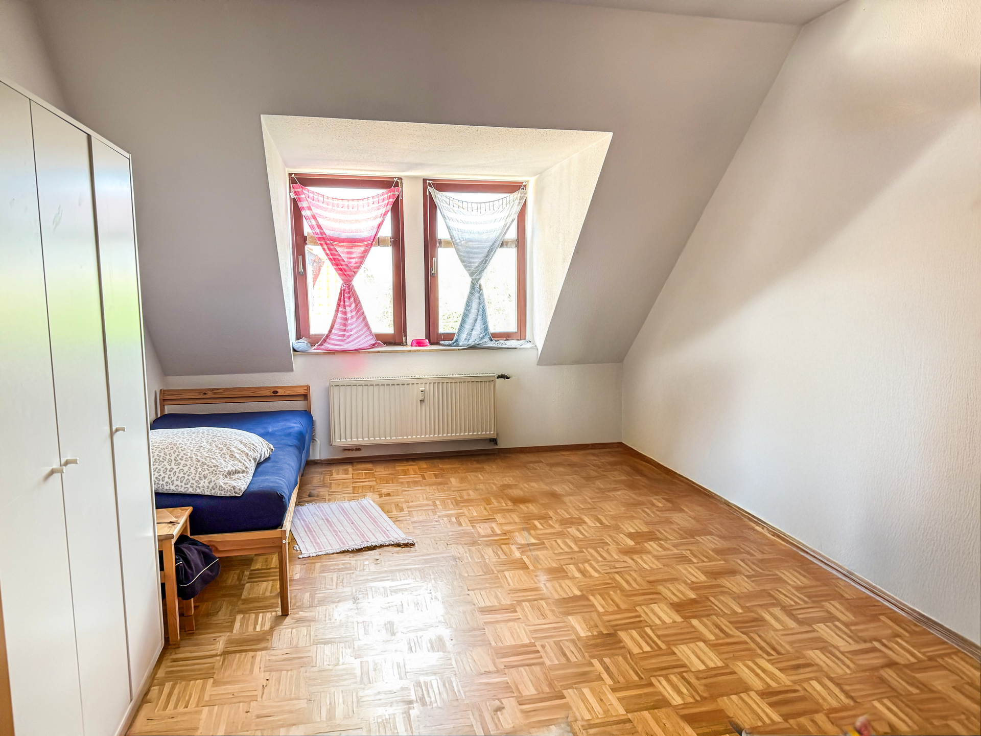 geräumiges Wohnzimmer