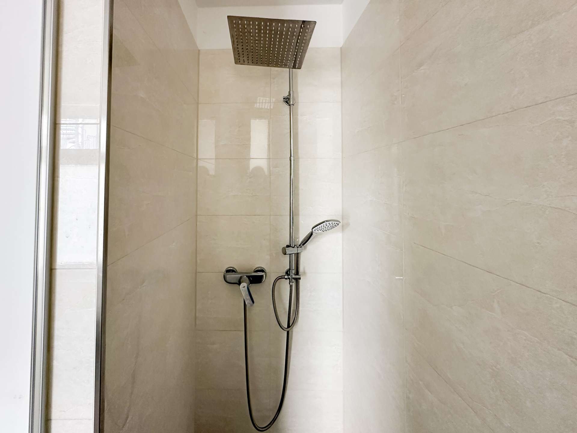 Geräumige Dusche