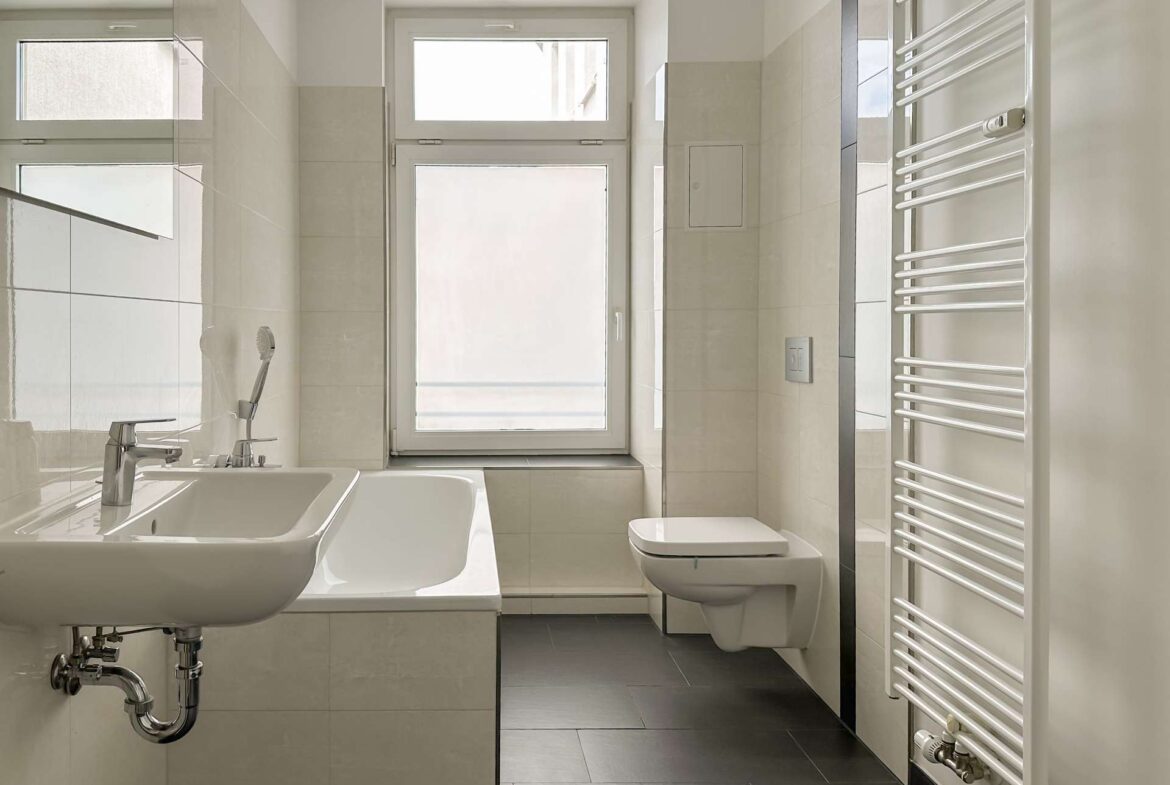 Tageslichtbadezimmer mit Badewanne