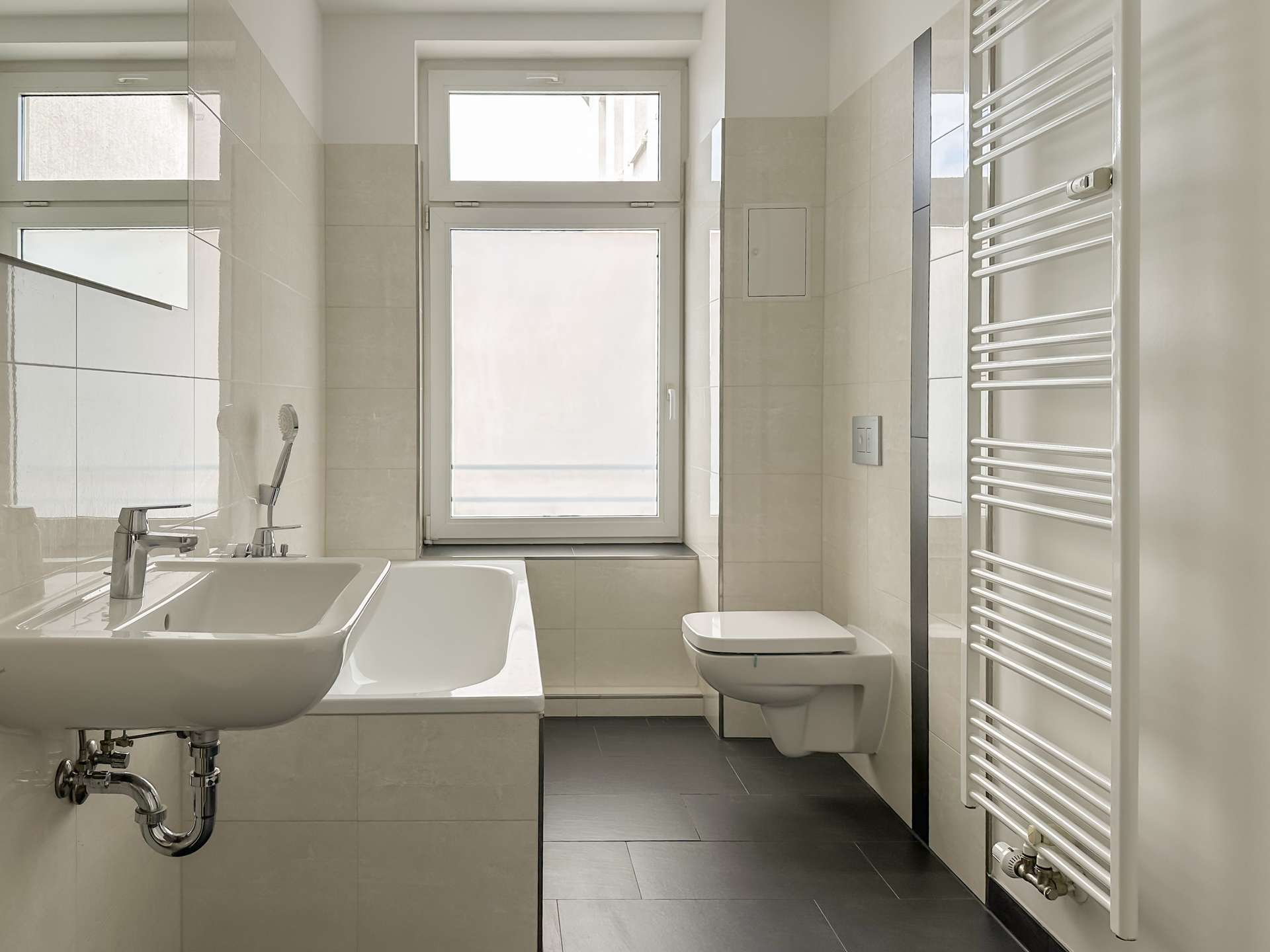 Tageslichtbadezimmer mit Badewanne