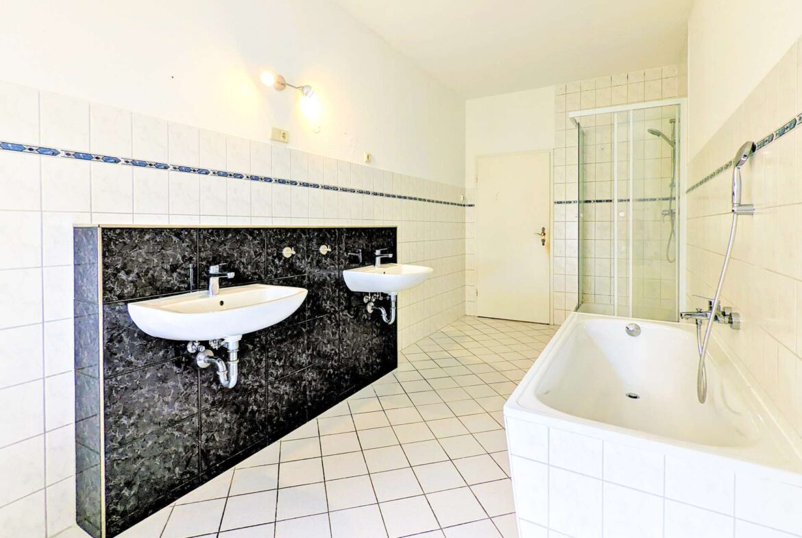 Bad mit Dusche und Wanne