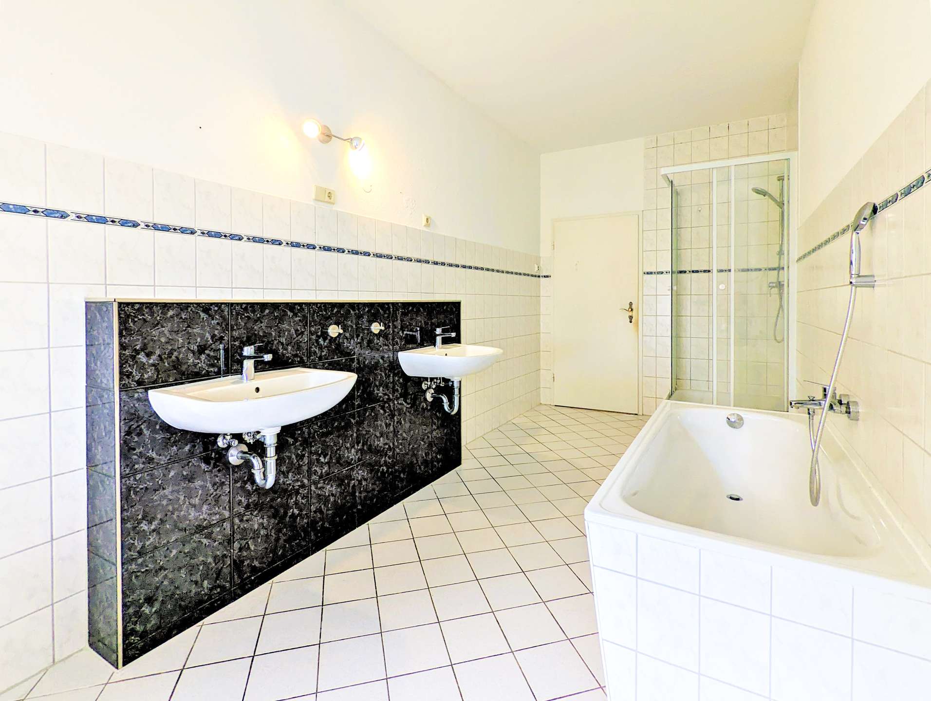 Bad mit Dusche und Wanne