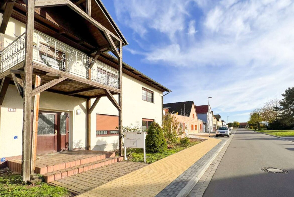 Hausansicht mit Straße