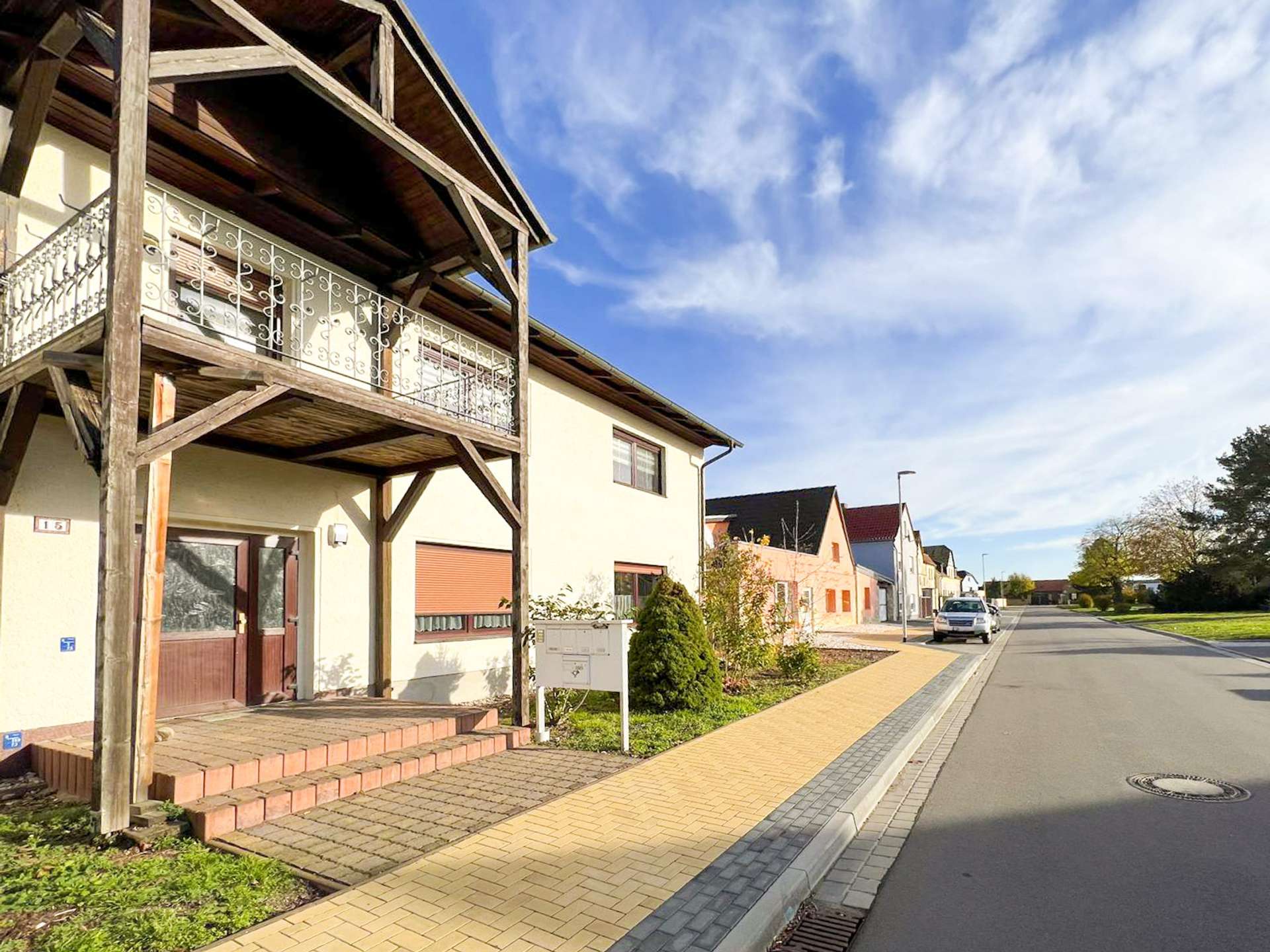 Hausansicht mit Straße