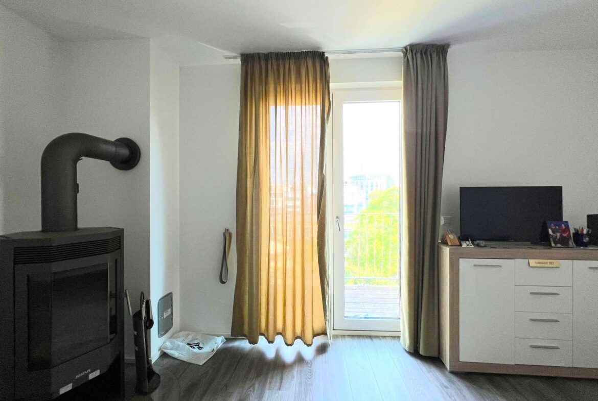 Wohnzimmer mit Zugang zur großen Dachterrasse