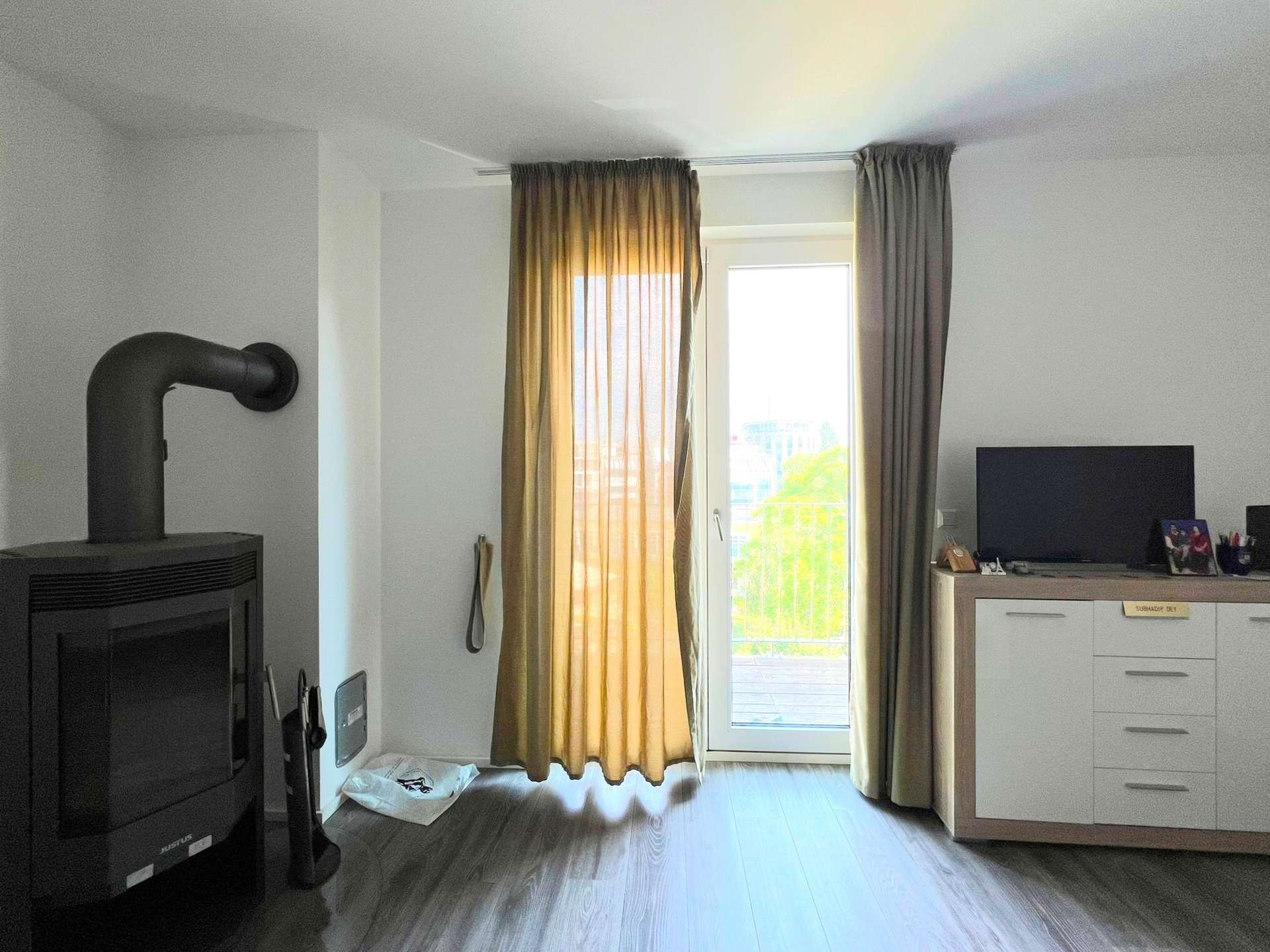 Wohnzimmer mit Zugang zur großen Dachterrasse