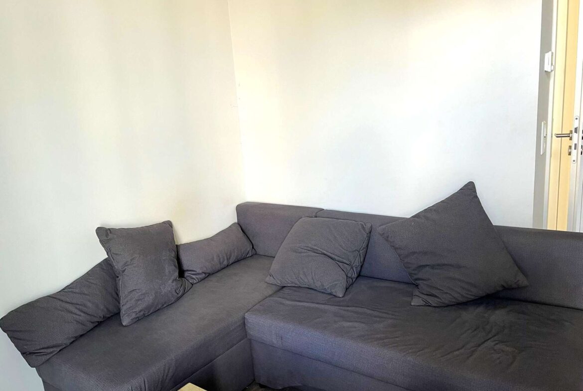 Wohnzimmer mit gemütlichem Sofa